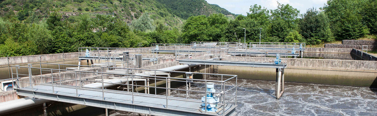 Hogere efficiëntie in de zuiveringsinstallatie van de intercommunale voor afvalwaterzuivering Cochem dankzij schroefblowers van Kaeser Kompressoren