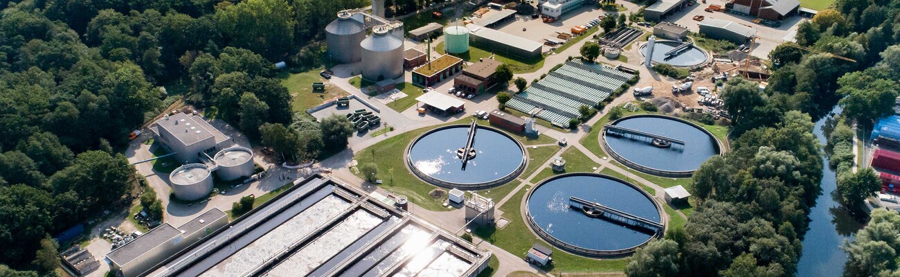 Zuiveringsbassin van de zuiveringsinstallatie Lüneburg.