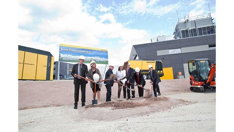 Eerste spadesteek voor nieuwe fabriekshallen