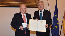 Thomas Kaeser ontvangt de Staatsmedaille für besondere Verdienste um die bayerische Wirtschaft, een medaille voor bijzondere verdiensten voor de Beierse economie.