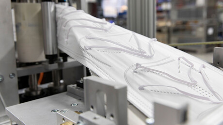 FFP2-mondmaskers in de productie bij Unimatic.