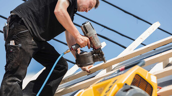 De KAESER i.Comp 3-bouwcompressor levert ook altijd de juiste perslucht voor nagelpistolen.