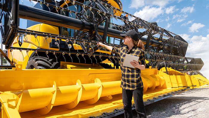Maaidorser is professioneel gereinigd met een persluchtcompressor en voor de winterstalling gecontroleerd.