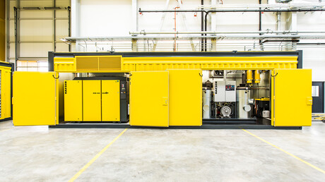 Station en conteneur ouverte, montrant des compresseurs à vis Kaeser.